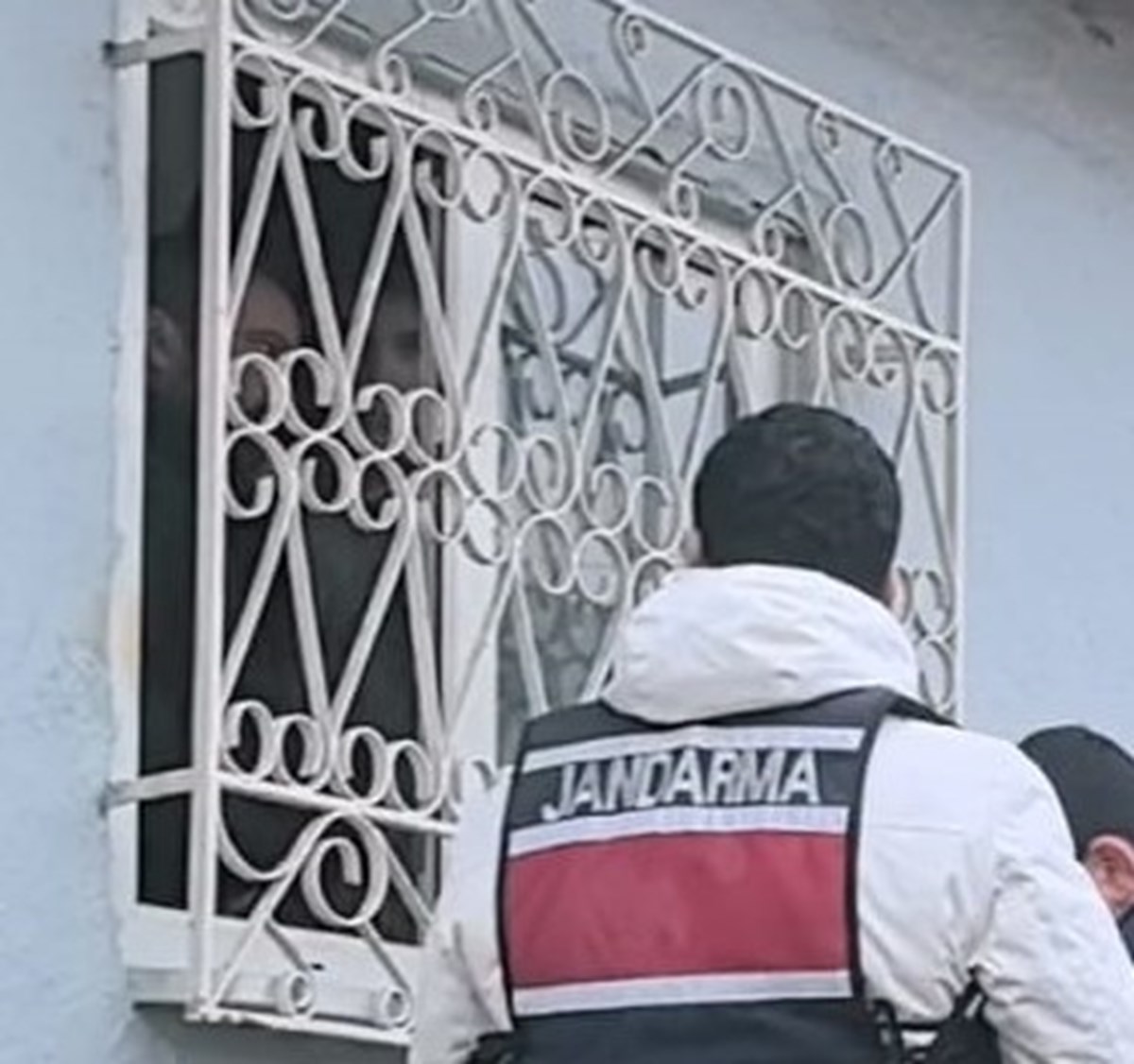 Ekipler çocuklarını rehin alan adamı saatler boyunca ikna etmeye çalıştı