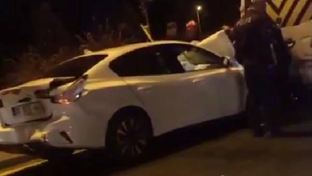 Lastik değişimi sırasında minibüse iki araç çarptı: 5 yaralı Lastik değişimi sırasında minibüse iki araç çarptı: 5 yaralı
