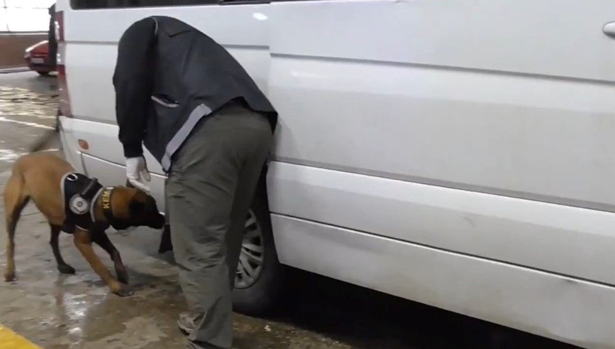 Van'da minibüsün gizli bölmesinde 24 kilo metamfetamin ele geçirildi Van'da minibüsün gizli bölmesinde 24 kilo metamfetamin ele geçirildi