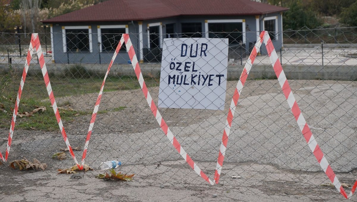 Çorum'da bir vatandaş, arazisinden geçen yolu mahkeme kararıyla ulaşıma kapattı