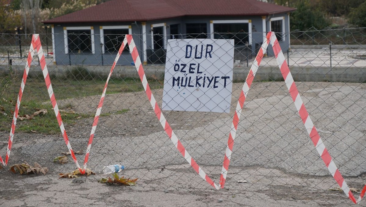 Çorum'da bir vatandaş, arazisinden geçen yolu mahkeme kararıyla ulaşıma kapattı Çorum'da bir vatandaş, arazisinden geçen yolu mahkeme kararıyla ulaşıma kapattı