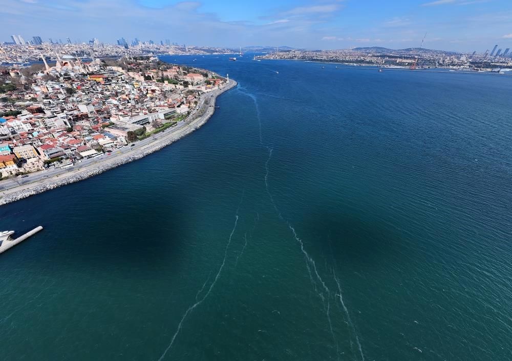 İstanbul açıklarında endişe yaratan görüntü: Sarayburnu’ndan
Bakırköy’e kadar uzanıyor - 4