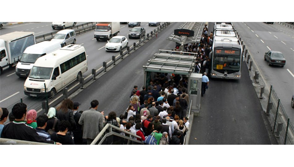Arızalanan metrobüs trafiği felç etti