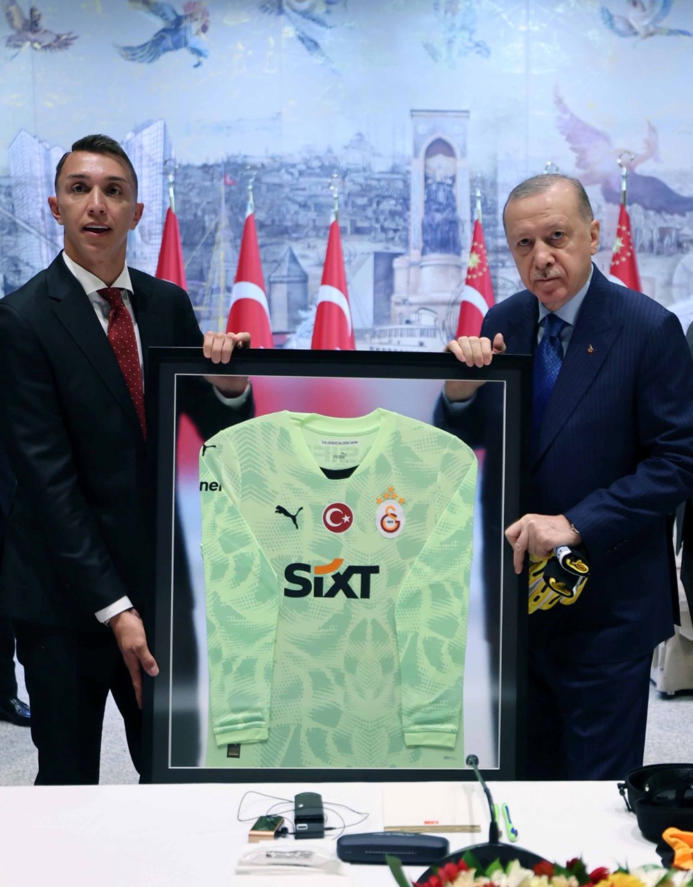 Erdoğan, şampiyon Galatasaray'ı kabul etti: Osimhen ve Muslera'dan hediye 6 Cumhurbaşkanı Erdoğan, şampiyon Galatasaray'ı kabul etti: Osimhen ve Muslera'dan hediye - 6