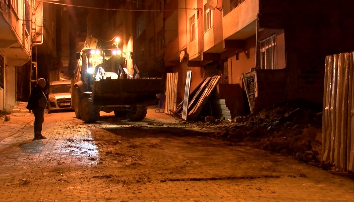 Yana eğilen bina boşaltıldı
