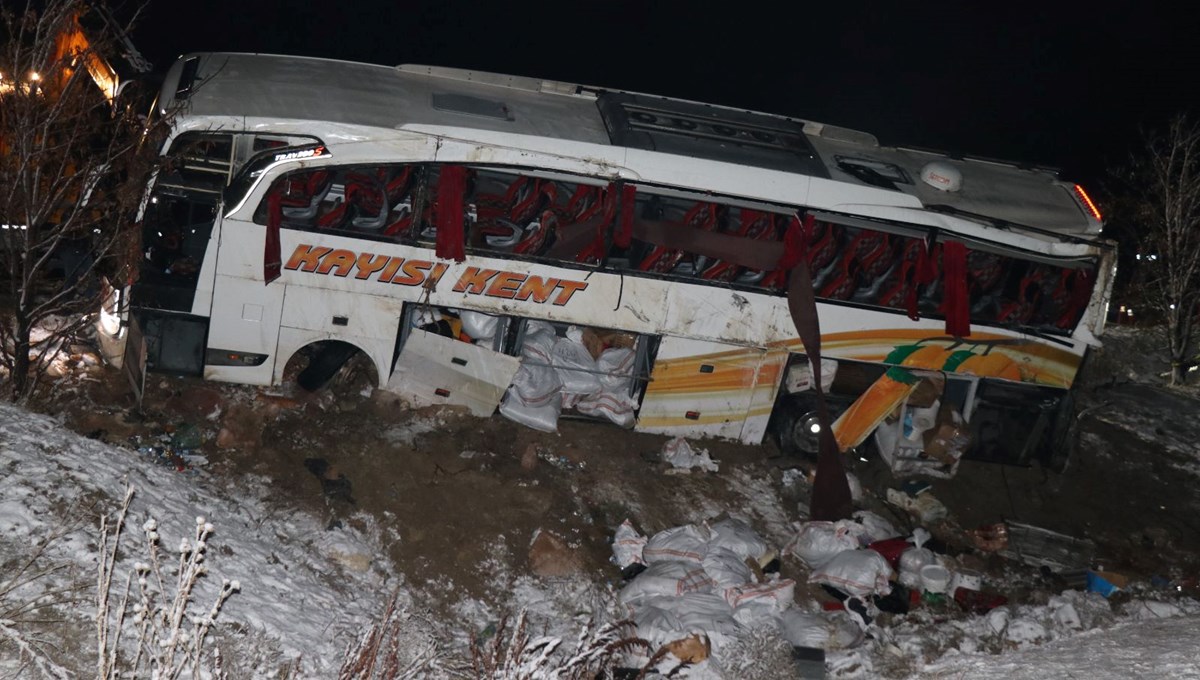Kayseri'de yolcu otobüsü şarampole devrildi: 3 ölü, çok sayıda yaralı