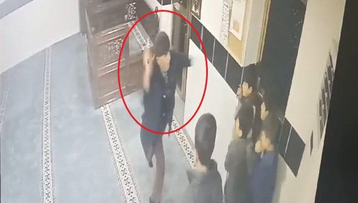 Camide oyun oynayan çocuklara bıçak çekti Camide oyun oynayan çocuklara bıçak çekti