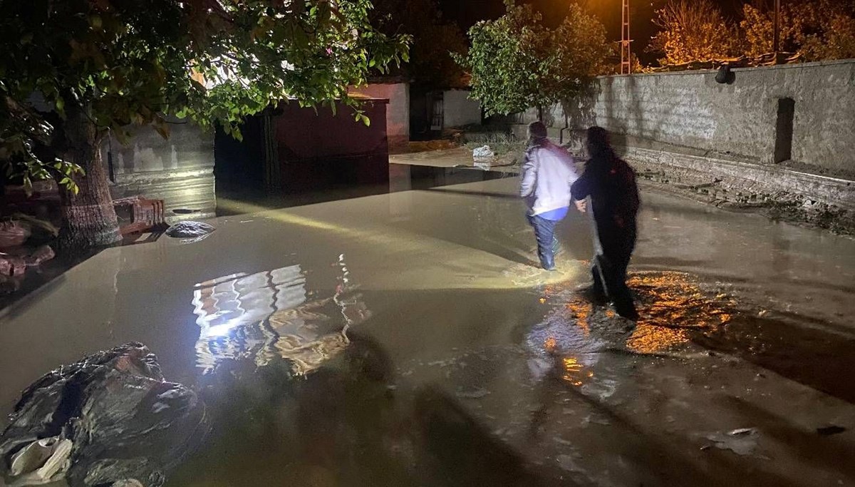 20 dakikalık yağış sel getirdi