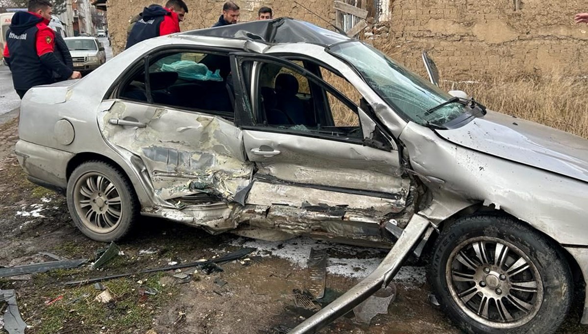 Sivas'ta minibüs ile otomobil çarpıştı: 5 yaralı Sivas'ta minibüs ile otomobil çarpıştı: 5 yaralı