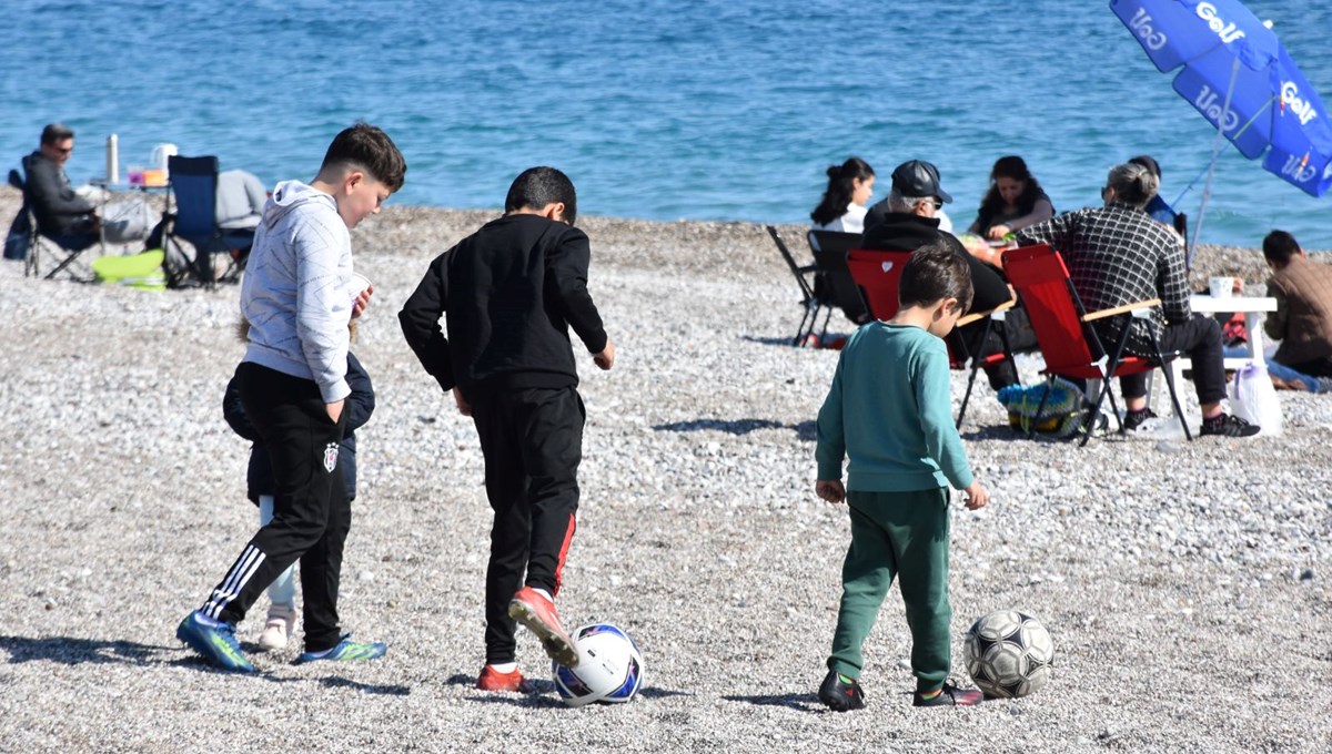 Antalya'da şubatta yazdan kalma gün