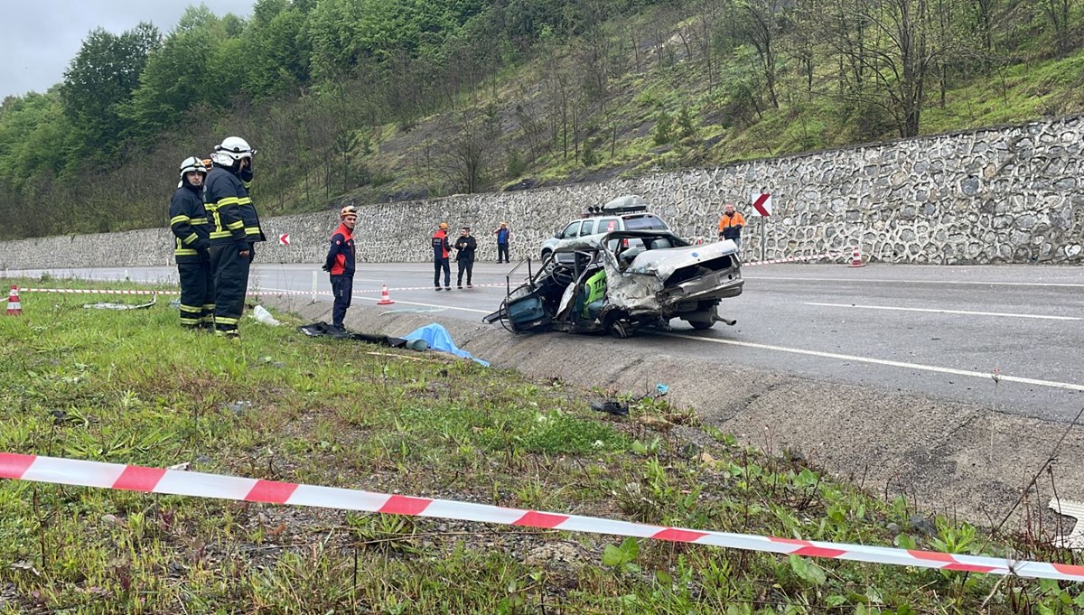 Otomobil istinat duvarına çarptı: 3 ölü