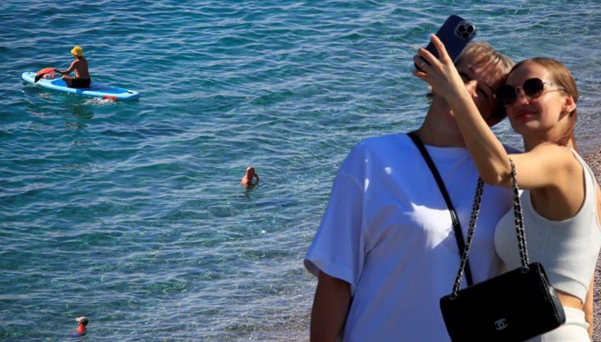 Türkiye kışı yaşıyor, onlar denize giriyor