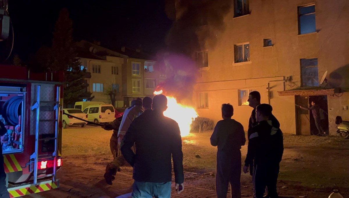 Bursa'da park halindeki otomobil yandı