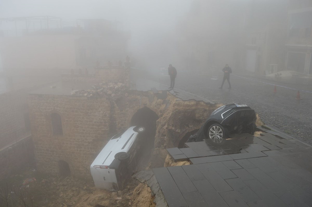 Sağanaktan yol çöktü: 2 araç çukura düştü