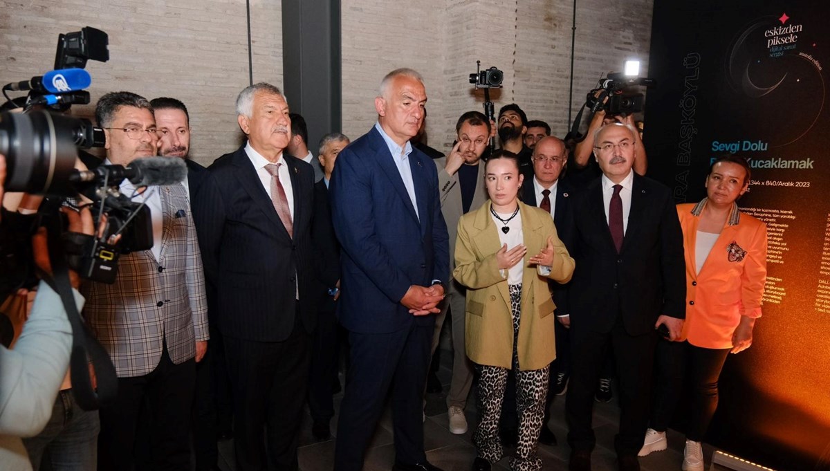 Bakan Ersoy, Adana'da açılan sergileri gezdi