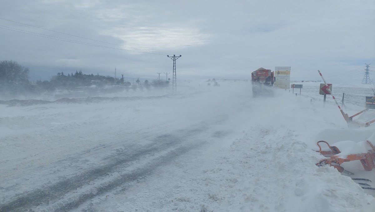 Tekirdağ'da kar yolları kapattı