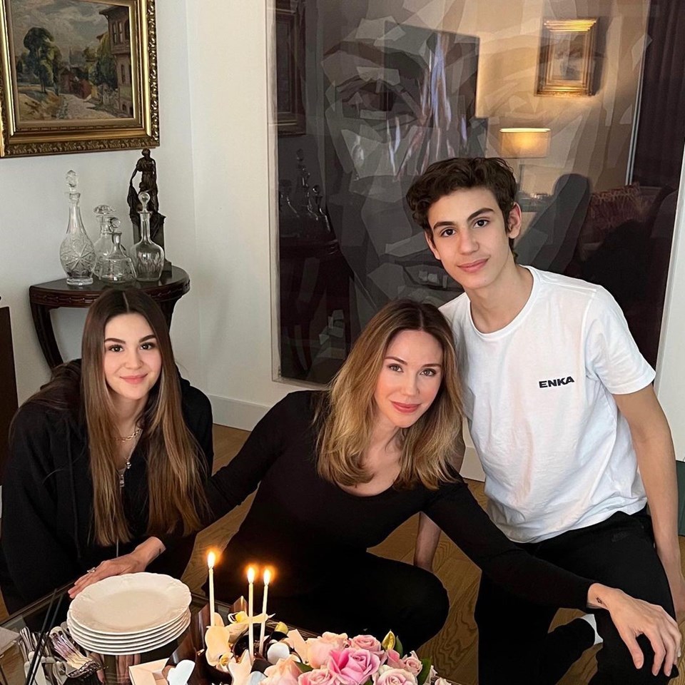 Demet Şener takipçilerini geçmişe götürdü: Babamın güvenli ellerinde - 1