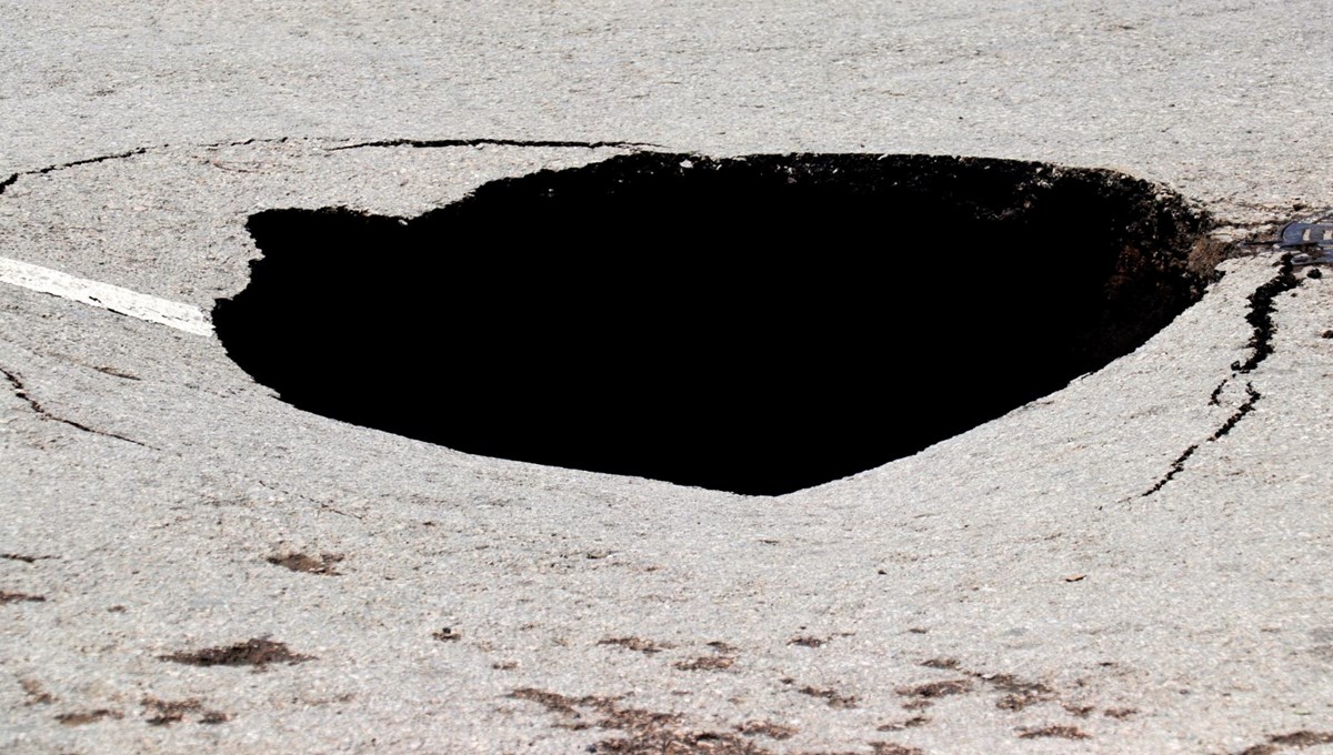 Erzurum'da şiddetli yağış yolu çökertti Erzurum'da şiddetli yağış yolu çökertti