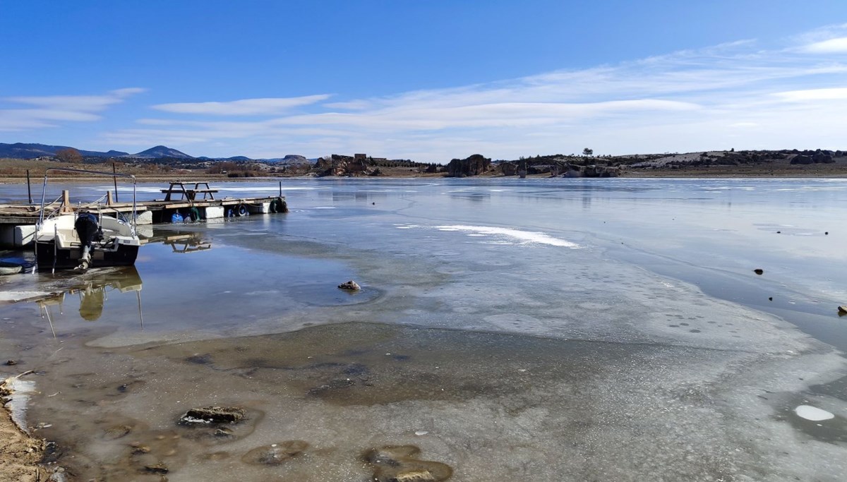 Frig Vadisi'ndeki Emre Gölü buz tuttu