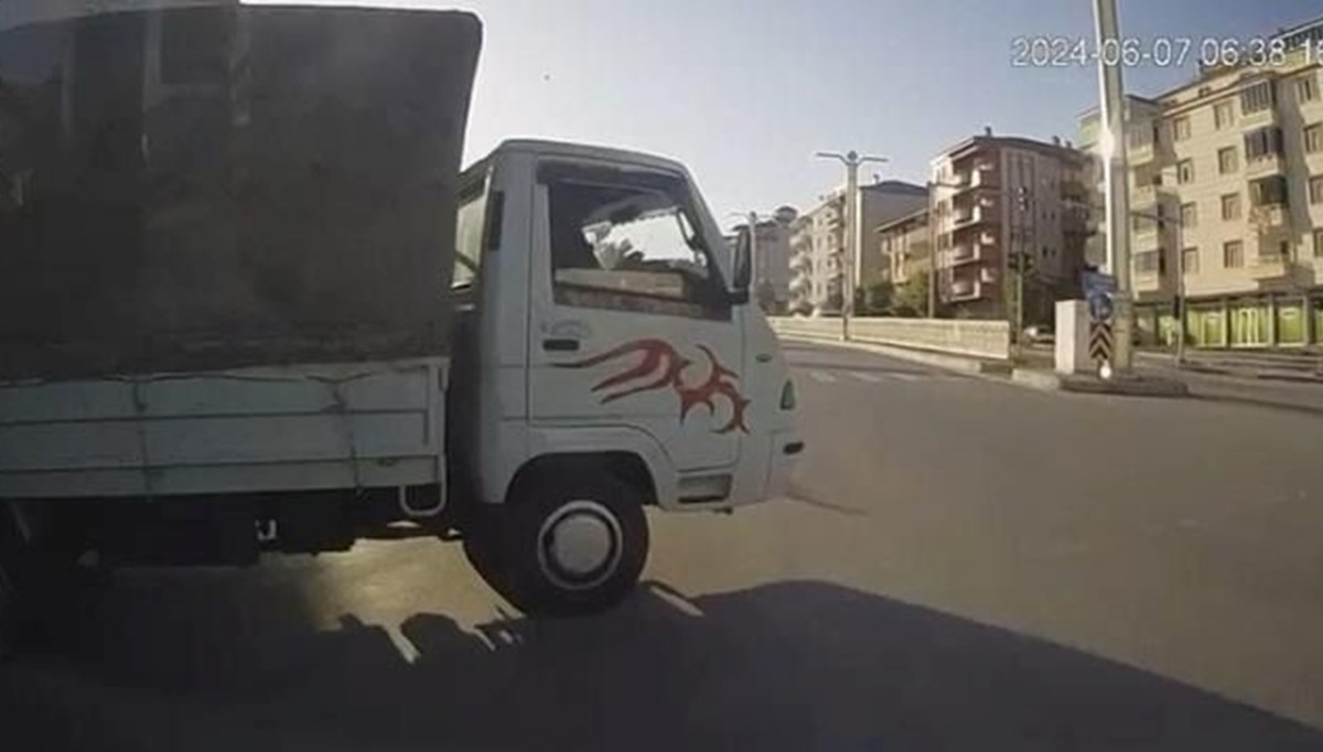 Elazığ'da halk otobüsü ile kamyonet çarpıştı: 8 yaralı Elazığ'da halk otobüsü ile kamyonet çarpıştı: 8 yaralı
