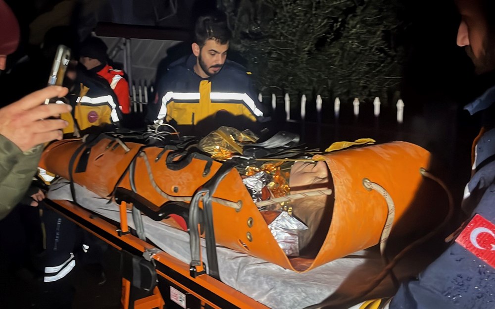 Enkaz altındakiler için zamana karşı yarış - 44