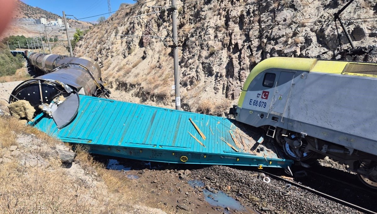 Malatya'da iki yük treni kafa kafaya çarpıştı