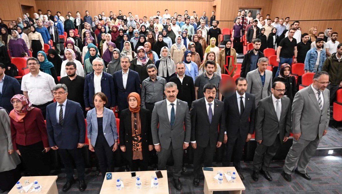 İstiklal Marşı okunurken ayağa kalkmayan akademisyen açığa alındı İstiklal Marşı okunurken ayağa kalkmayan akademisyen açığa alındı