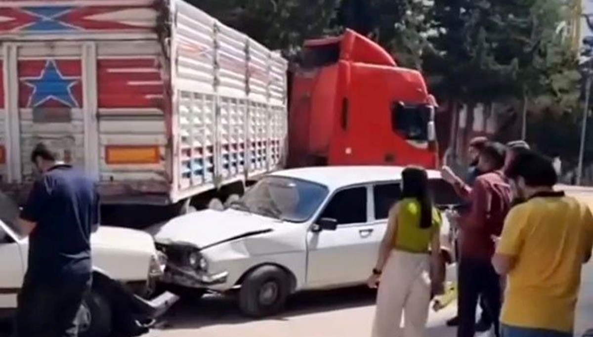 Adana’da freni tutmayan TIR ağaçlara çarparak durabildi