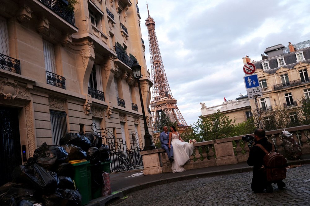 Paris sokaklarında binlerce ton çöp birikti: İşçiler grevi uzattı - 3