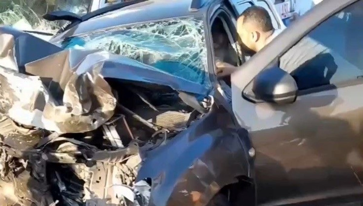 İzmir'de minibüsle otomobil çarpıştı: 4 ölü 21 yaralı İzmir'de minibüsle otomobil çarpıştı: 4 ölü 21 yaralı