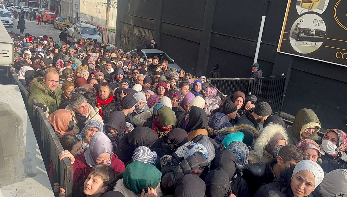 Bursa'da mağaza açılışında izdiham