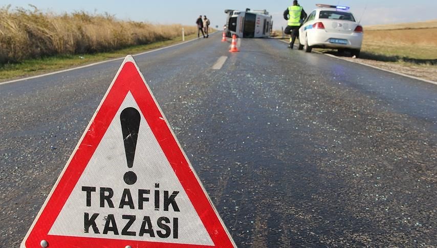 Antalya'da TIR devrildi: 2 ölü