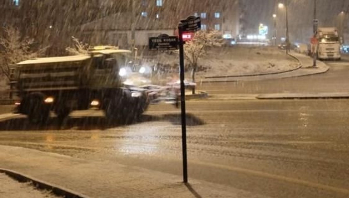 Ankara'da kar yağışı: Sürücüler zor anlar yaşadı Ankara'da kar yağışı: Sürücüler zor anlar yaşadı