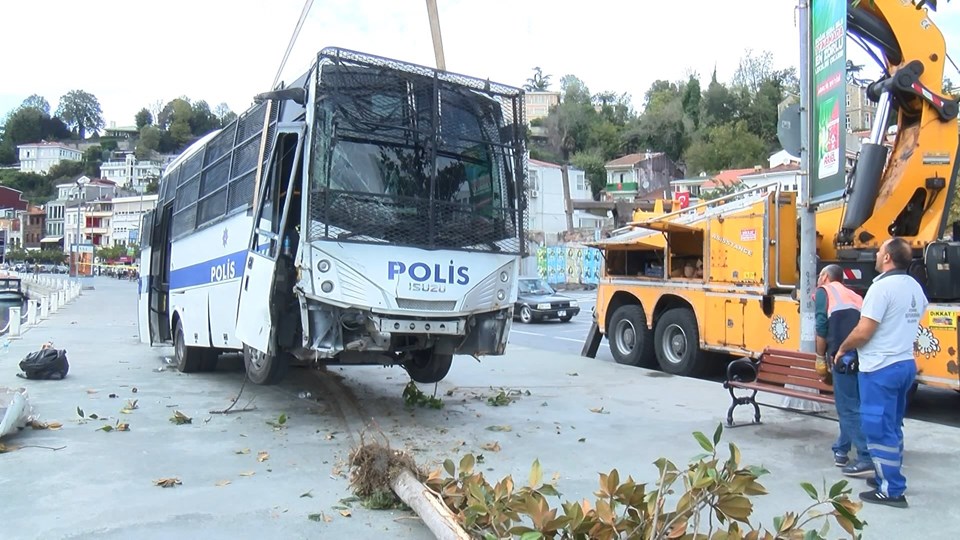 Polis aracı denize düşmekten son anda kurtuldu - 2