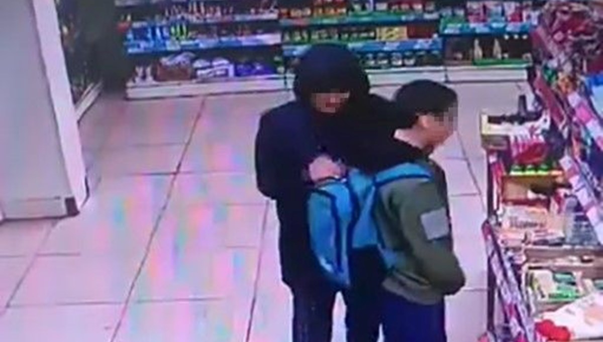 Çaldığı malzemeleri çocuğun sırt çantasına doldurdu Çaldığı malzemeleri çocuğun sırt çantasına doldurdu