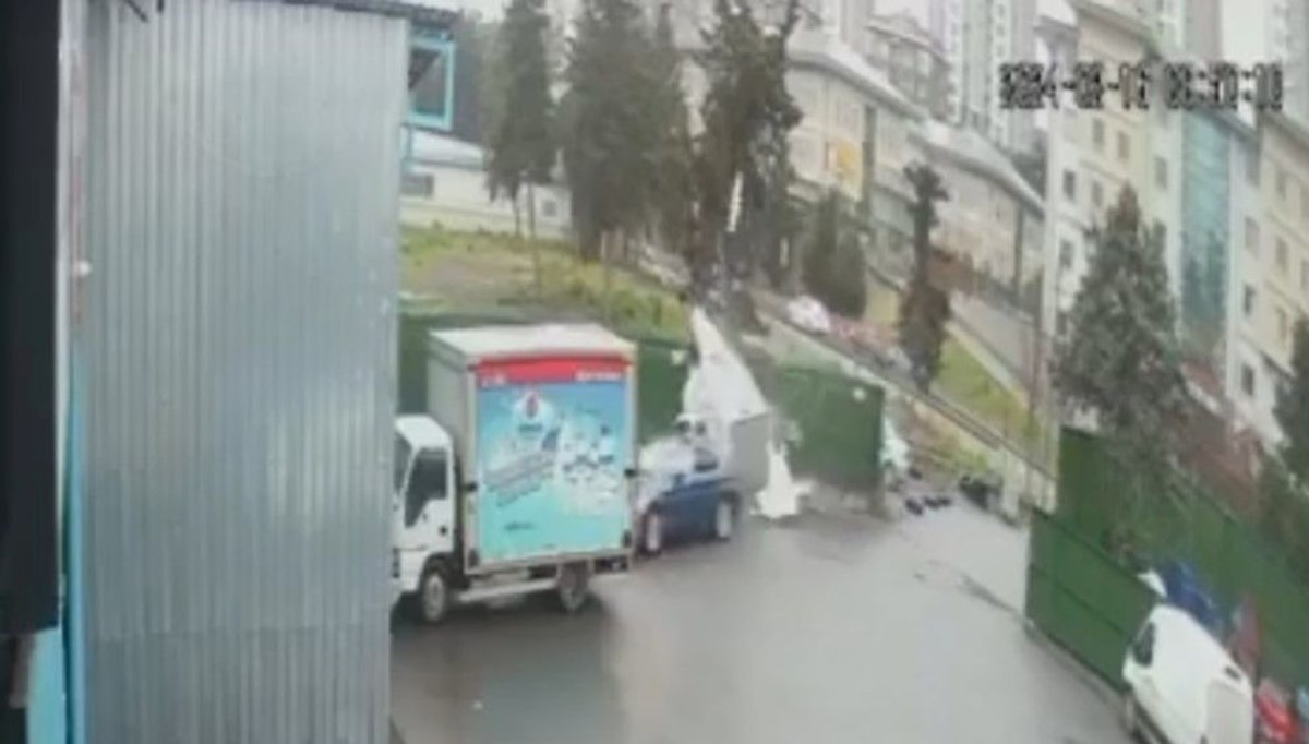 Eyüpsultan'da kontrolden çıkan otomobil güvenlik kulübesine daldı Eyüpsultan'da kontrolden çıkan otomobil güvenlik kulübesine daldı
