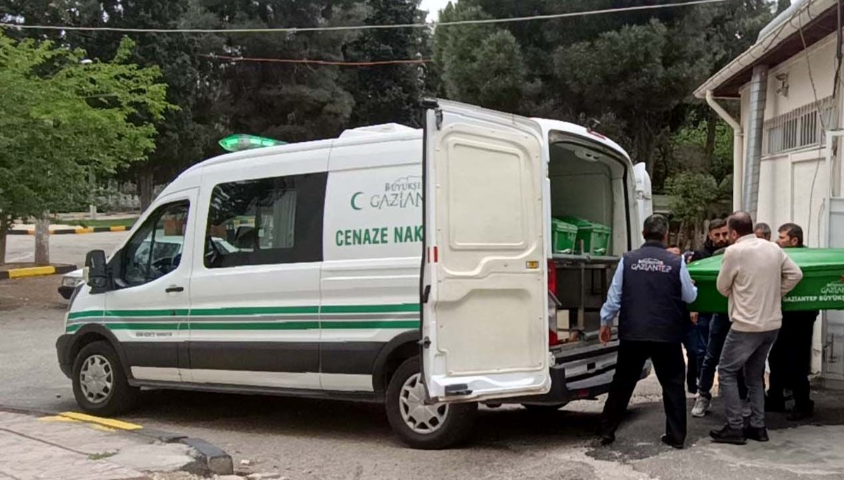 İş makinesiyle duvar arasında sıkışıp öldü İş makinesiyle duvar arasında sıkışıp öldü