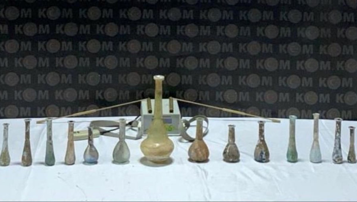 Edirne’de ele geçirildi: Roma dönemine ait 14 gözyaşı şişesi Edirne’de ele geçirildi: Roma dönemine ait 14 gözyaşı şişesi