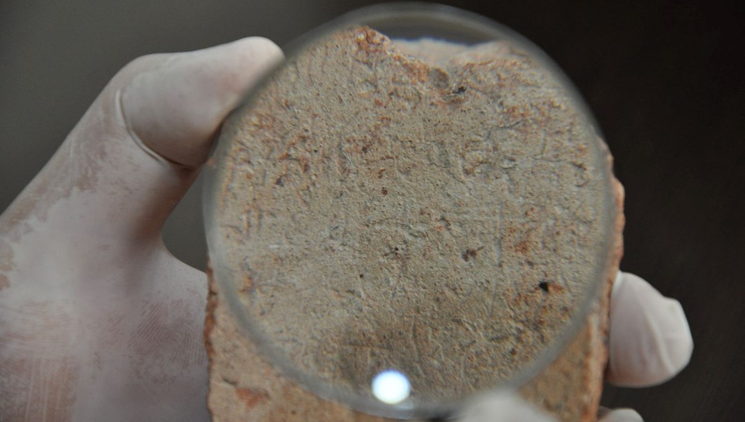 "Tılsımlı mezar tableti" bulundu: Kötülük ve düşmandan koruduğuna inanılıyor!