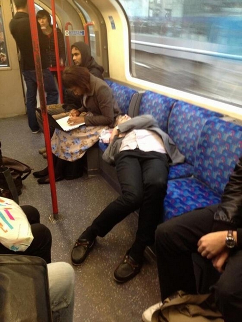 Поезд устал. Спящий человек в электричке. Человек уснул в поезде. Спящие люди в электричке. Люди спят в общественном транспорте.