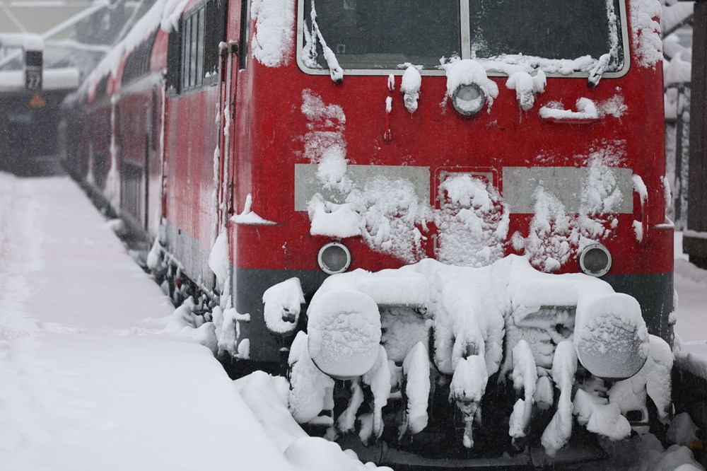 Almanya'da kar esareti: Uçuşlar iptal edildi, tren ve otobüsler çalışmadı - 5
