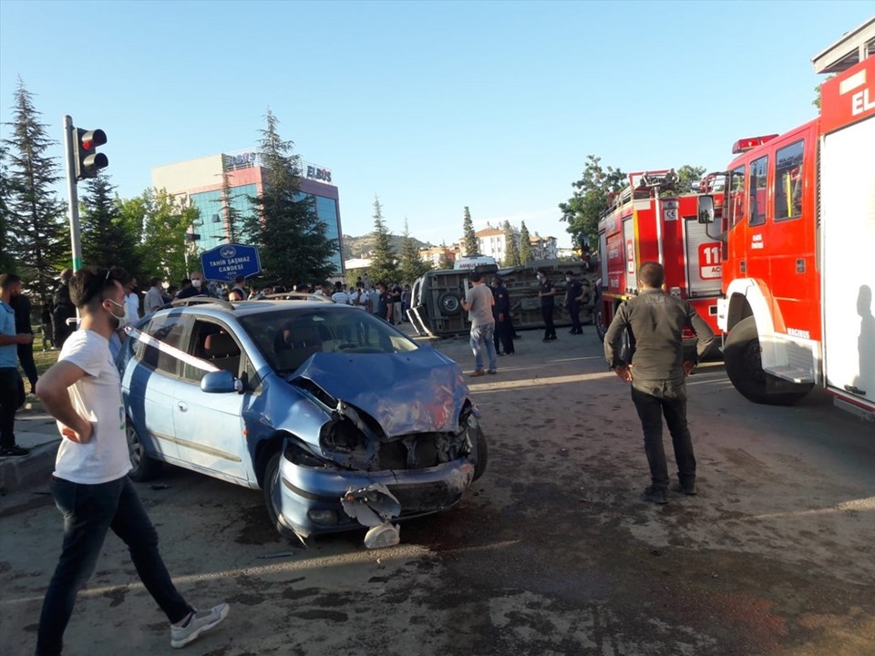 Elazığ'da trafik kazası: 19 yaralı - 1