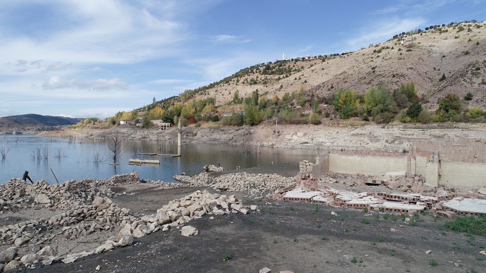 Sivas'ta baraj kurudu, 15-20 günlük su kaldı - 1