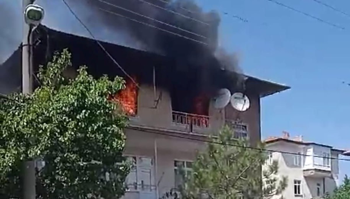 Babası harçlık vermeyince evi yaktı Babası harçlık vermeyince evi yaktı