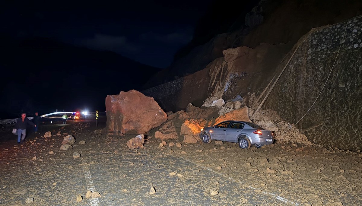 Zonguldak-Ankara kara yolunda heyelan: Bir araç hasar gördü