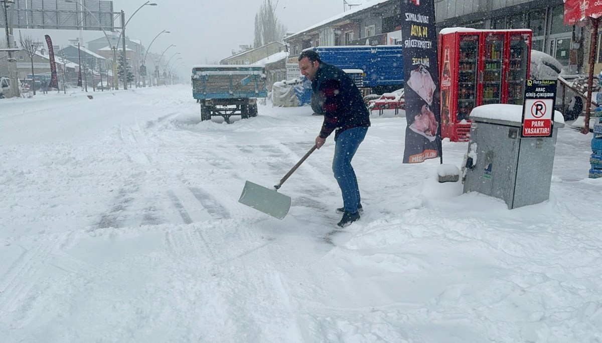 Ağrı’da kar yağışı etkili olmaya devam ediyor