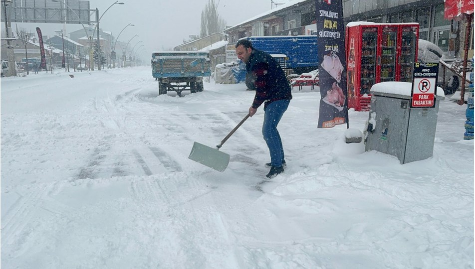 Ağrı’da kar yağışı etkili olmaya devam ediyor