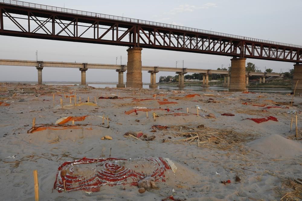 Hindistan’da yağmur, Ganj nehri kıyılarına gömülmüş yüzlerce ceseti ortaya çıkardı - 7