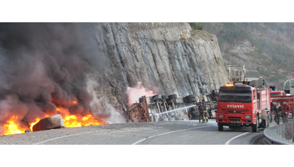Artvin'de akaryakıt yüklü tanker devrildi: 1 yaralı
