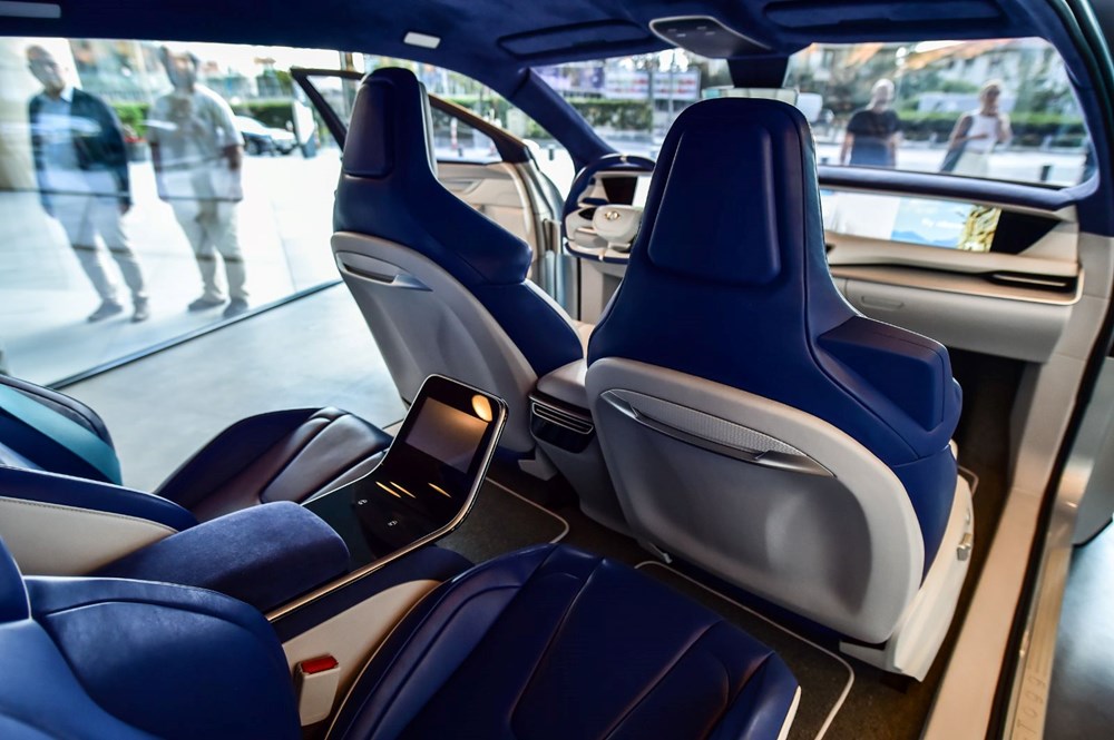 Yerli otomobilin iç ve dış tasarımının çok güzel göründüğünü belirten Emre Dice, “Rakiplerine karşı umarız ki başarılı olur. Aracın çok güzel bir dizaynı var. Heyecanlı, gururlu ve umutluyuz. Araç çıktığında tabi ki de almak isterim. Dışardan görme fırsatı yakaladık ve hemen geldik. İç detayları ve dış tasarımı çok güzel görünüyor” şeklinde konuştu.